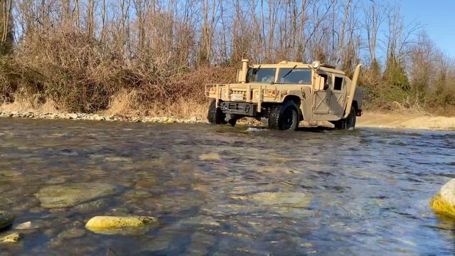 HMMWV vs small creek OFF-ROAD #hmmwv #hummer #hummerh1 #v8 #humvee смотреть онлайн