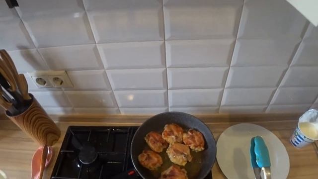 Вкусные куриные бёдра под белым соусом смотреть онлайн