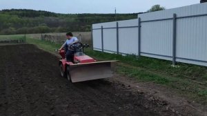 мтз 132 помогает сажать картоху))