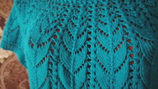 ВЯЖЕМ КРАСИВУЮ КОФТУ СПИЦАМИ.🧶💥МК. смотреть онлайн