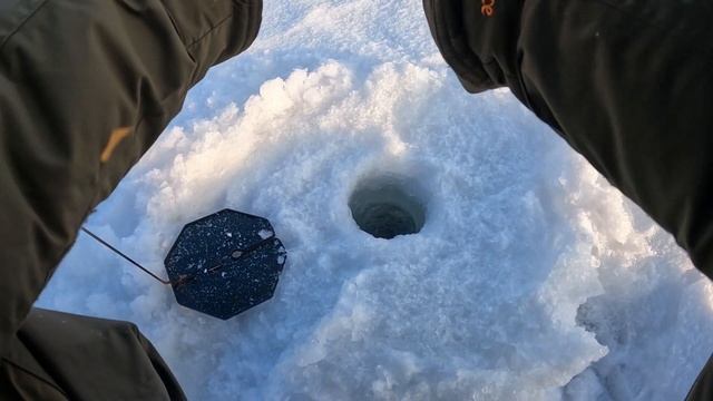 Плотва на пенопласт в глухозимье. Шарик пенопласта делает лучший вариант для поклевок плотвы. смотреть онлайн