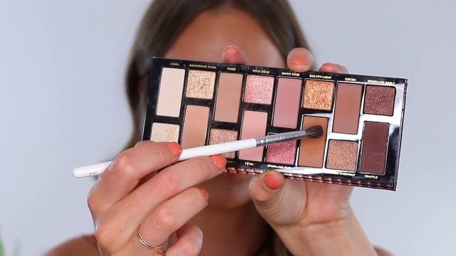 An Eyeshadow Look For Both Day and Night | THE NATURAL NUDES PALETTE смотреть онлайн