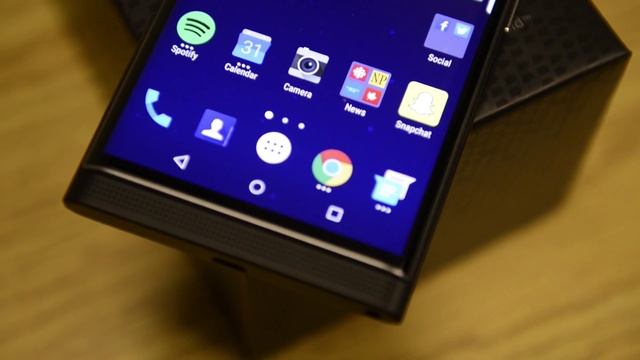 A look at BlackBerry's new Android-powered device смотреть онлайн