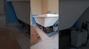 Монтаж ванны на ножки, кирпичи и на правило