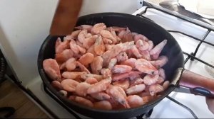 креветки в сливочном масле с чесноком на сковородке