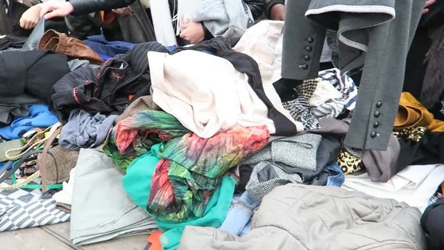 Nieuwe Chanel tas @ IJ-hallen Amsterdam vlooienmarkt // Your Little Black Book смотреть онлайн