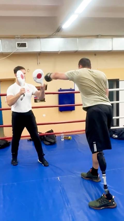 На протезе бедра с тренером на ринге смотреть онлайн