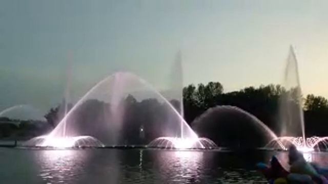 Цветной Танец Воды 😊 Винницкий фонтан Рошен. онлайн. смотреть онлайн