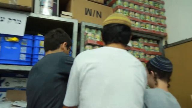 מתנדבים אורזים מצרכי מזון למשפחות נזקקות בחסדי נעמי.wmv смотреть онлайн
