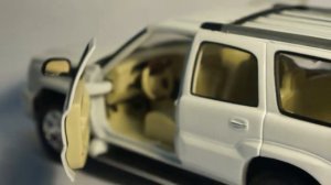 1/24 Welly Cadillac Escalade diecast review