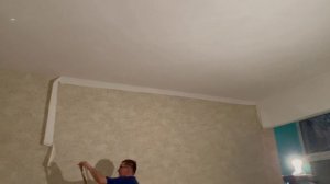 Процесс установки тканевого натяжного потолка.