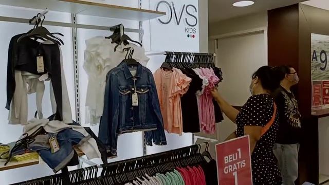 Ibu Ibu Belanja Baju Lebaran 2021