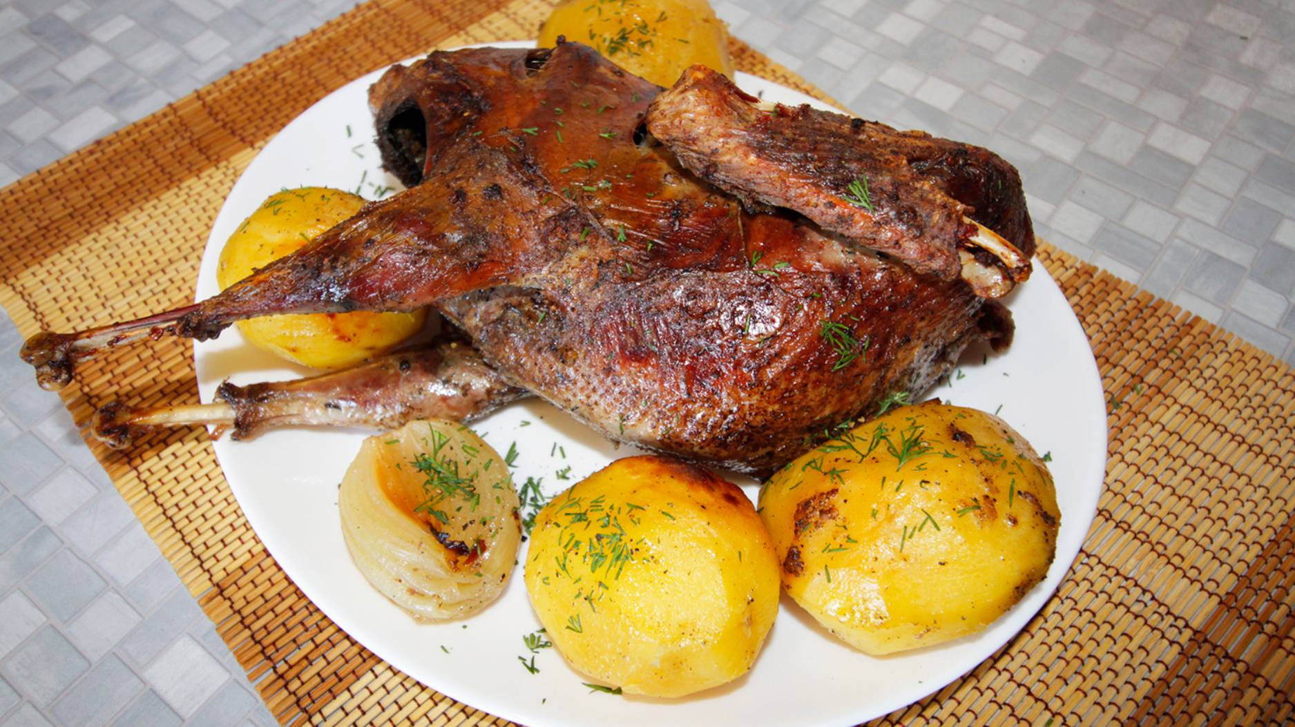 Глухарь запечённый с картошкой в духовке смотреть онлайн