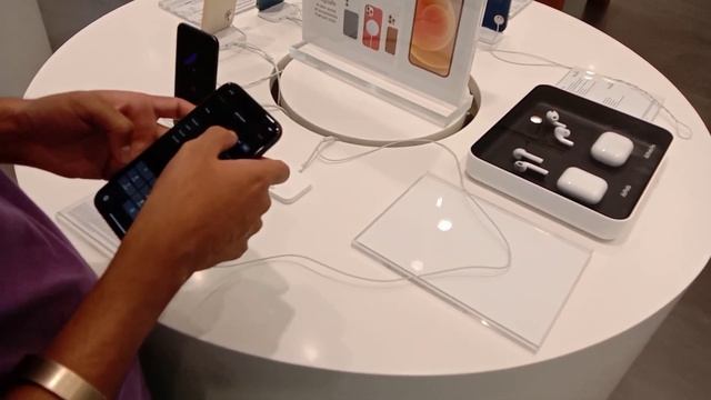 I Set Alarm's On Every iPhone In The Apple Store (it worked) смотреть онлайн
