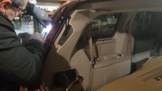 Chrysler Voyager 5 вклеиваем заднее стекло . смотреть онлайн