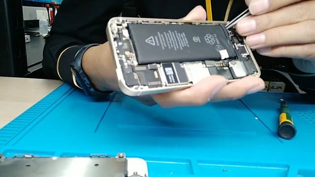 วิธีเปลี่ยนแบต IPhone 5S ง่าย ๆ By ช่างเป้ Smile IT Service смотреть онлайн