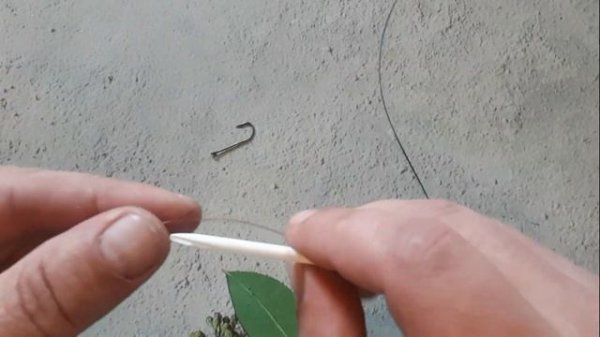 Вот что можно сделать из палочки от Чупа-Чупса для рыбалки. Homemade product to help the fisherman.