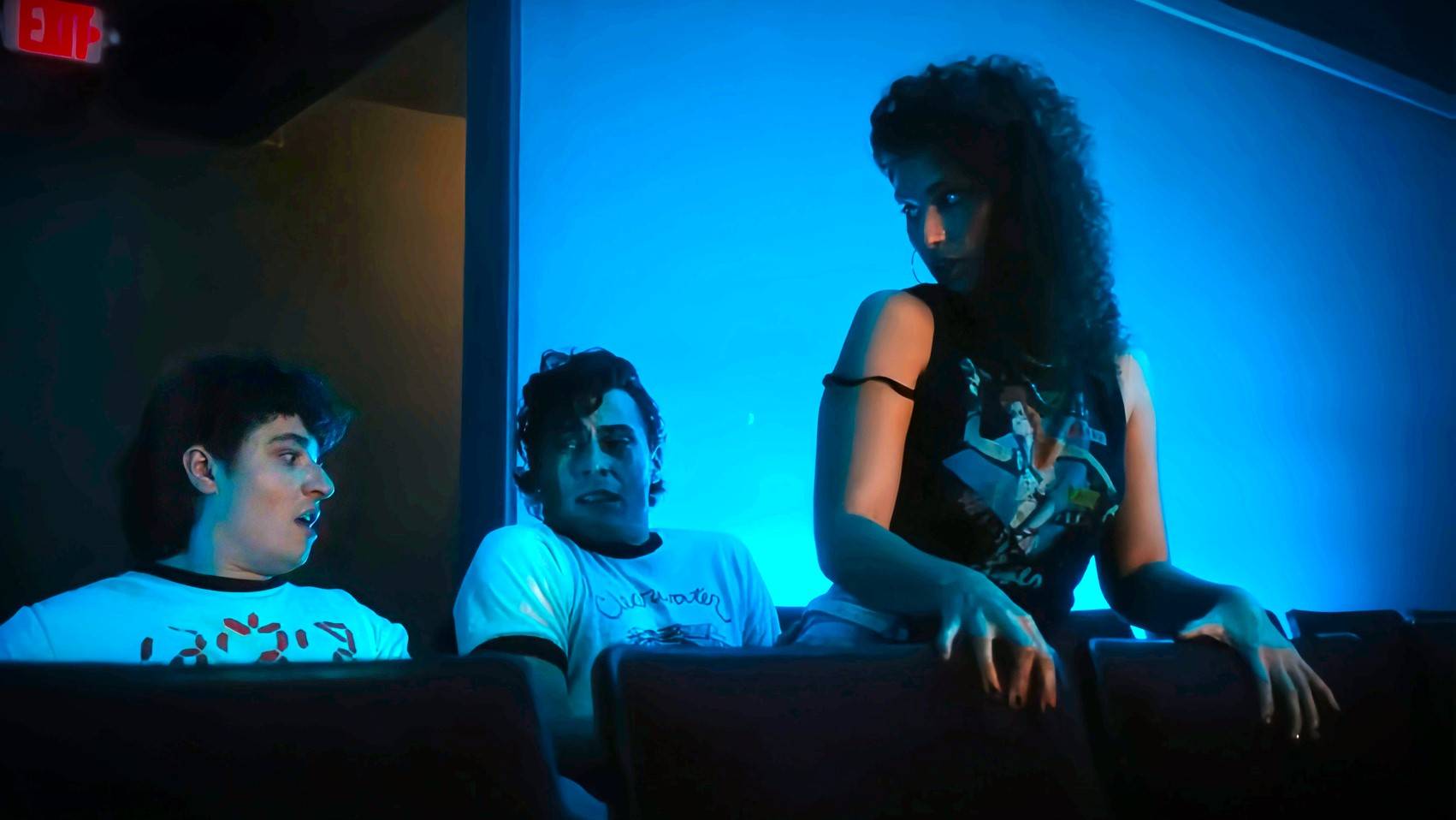 ОТЖАРИЛ ПОДРУГУ ПРЯМО В ЗАЛЕ КИНОТЕТАРА / ОБЗОР КОМЕДИИ 2024 смотреть онлайн