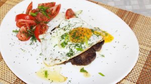 Бифштекс. Как приготовить настоящий рубленный бифштекс с яйцом.