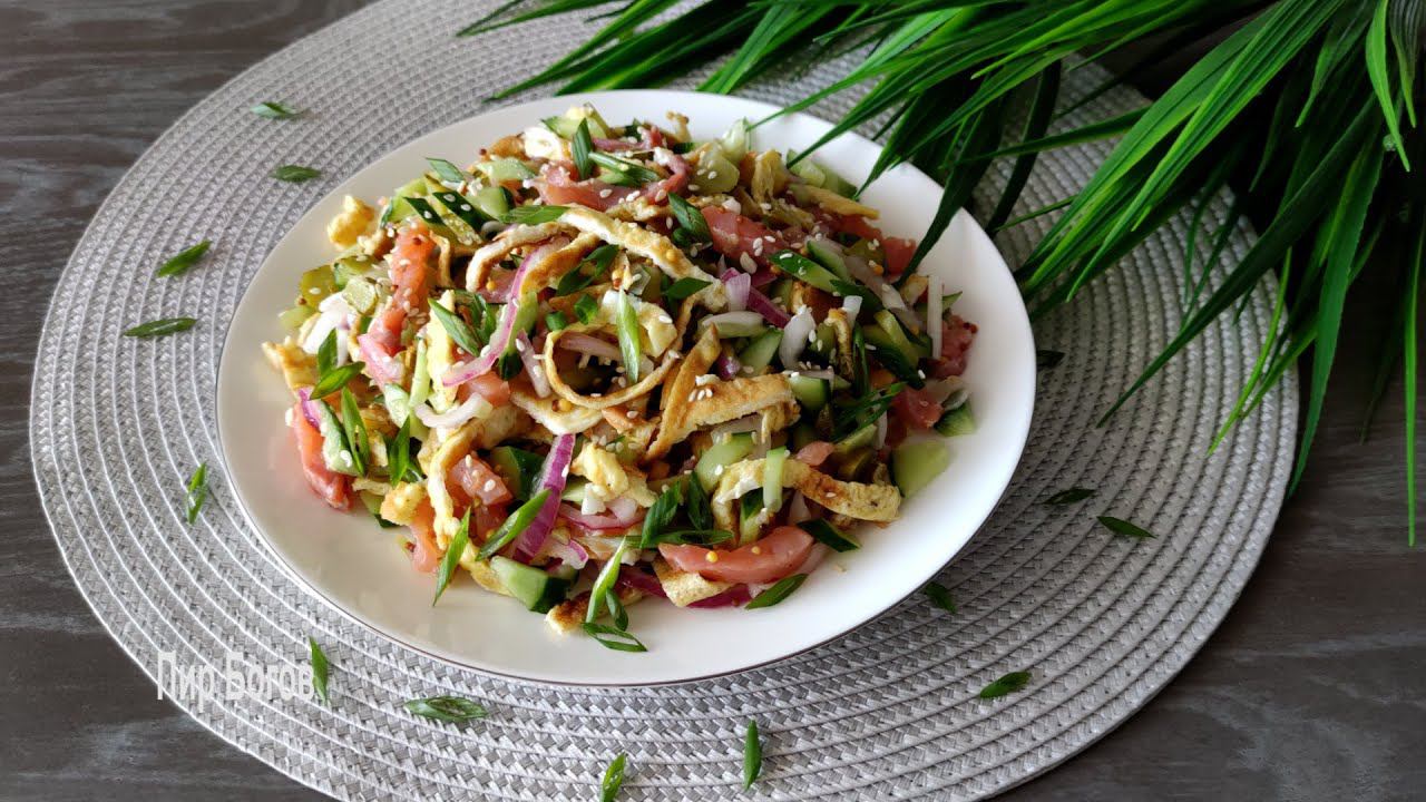 Салат из красной рыбы с огурцами и яичными блинчиками смотреть онлайн