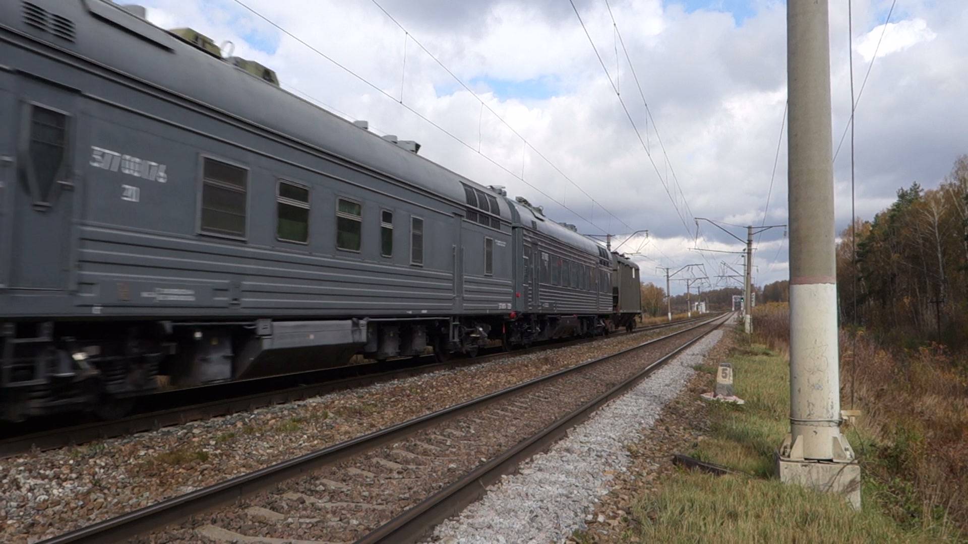 Электровоз 2ЭС5К-505 с грузовым поездом следует по перегону Каликино - Киселиха смотреть онлайн