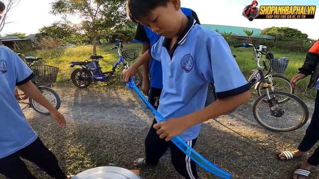 Anh Ba Phải | Lần Đầu Ăn Mực Đại Dương Khổng Lồ - Mừng Giáng Sinh | Giant Ocean Squid смотреть онлайн