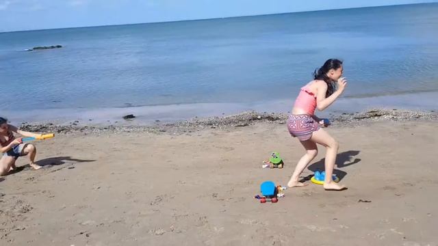 Summer Beach Day- Games with my sister- Andrea DIYs смотреть онлайн