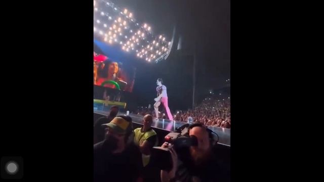 Harry styles hands the microphone to a fan android tell his girlfriend he loved her then proposed смотреть онлайн