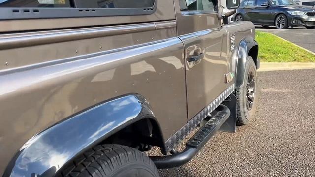 (Présentation) Land Rover Defender 90 / 4 Places / Serie limité / 122 ch / Hard Top смотреть онлайн