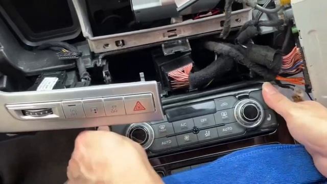 Установка андроїд магнітоли на Audi A8. Installing An Android Radio On The Audi A8.