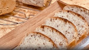 Белый вкуснейший хлеб на закваске со смесью семян