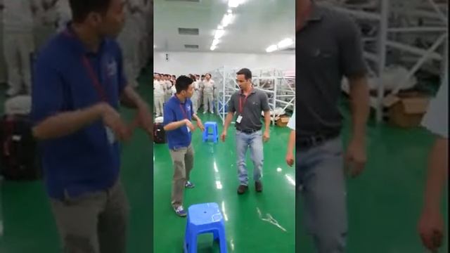 Китайские рабочие поют на заводе!! Chinese workers singing! смотреть онлайн