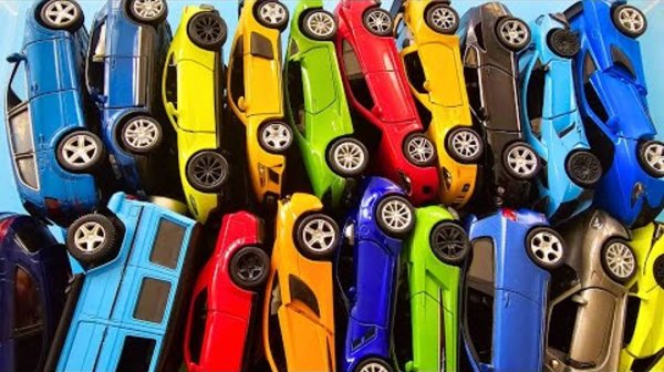 Суперспортивные автомобили и внедорожники демонстрируются в руках