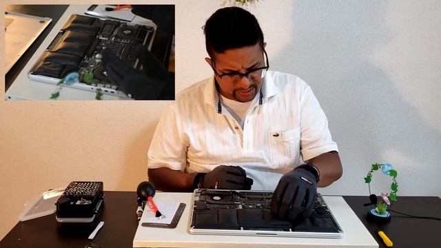 How to fix a swollen Mac Book Pro battery смотреть онлайн