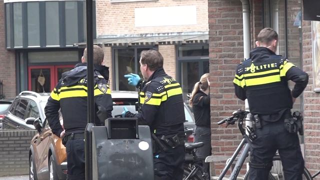 Fietster gewond na aanrijding met auto in Helden смотреть онлайн