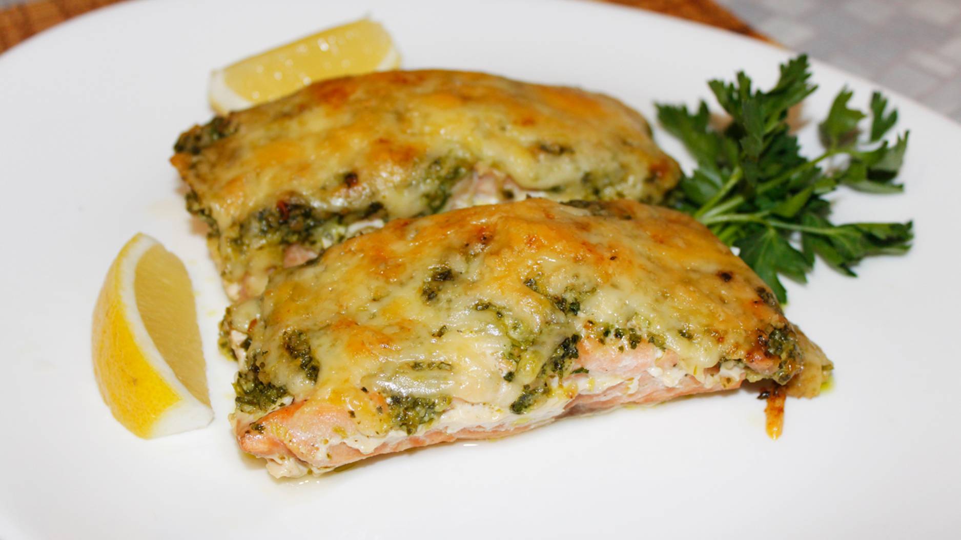 Стейки кеты, запеченные под соусом песто и сыром смотреть онлайн