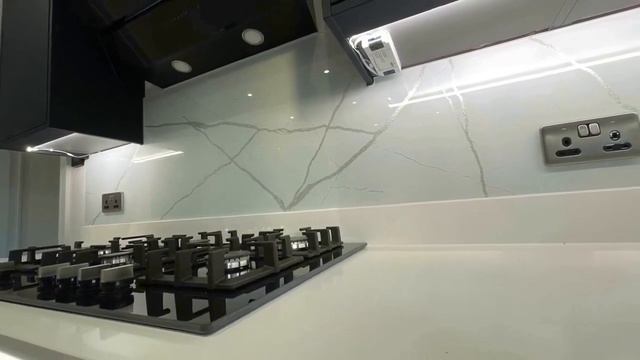 Скинали из закалённого стекла с текстурой камня, и серебристыми блестящими прожилками. смотреть онлайн