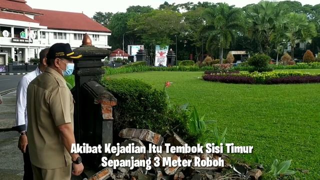 Ayla Diseruduk Mobil Merah Sebelum Tabrak Pagar Alun Alun Tugu Malang смотреть онлайн