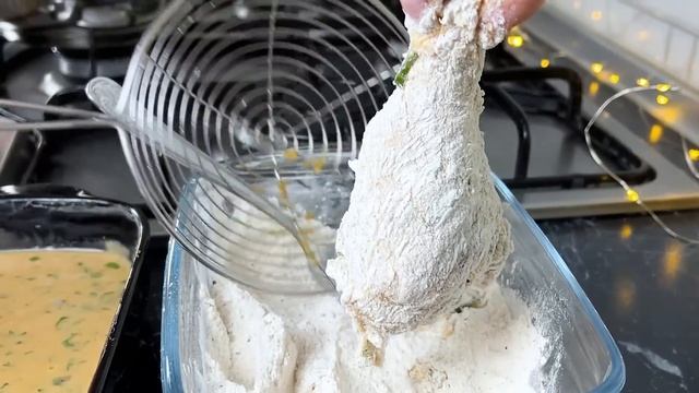 Ein KFC-Mitarbeiter hat mir diesen Hühner trick gezeigt! Knusprige Beine in nur wenigen Minuten! смотреть онлайн