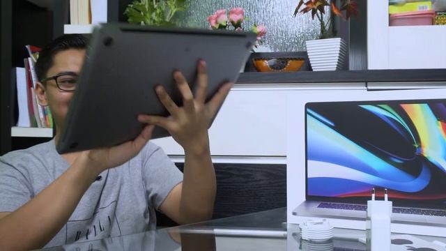 MacBook paling gede! Unboxing + First Impression MacBook Pro 16" Indonesia! смотреть онлайн