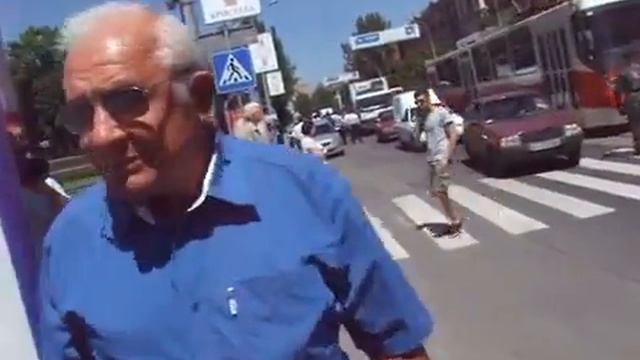 Кувалды против людей и машин на акции "Голос Донбасса" смотреть онлайн