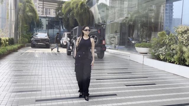 Stylish Arrival: Kriti Sanon & Nushrratt Bharuccha At Sajid Nadiadwala's Office смотреть онлайн