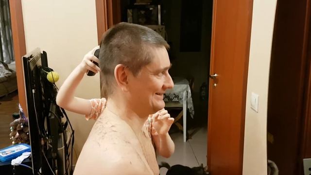 Сидим дома. Играем в парикмахерскую. смотреть онлайн