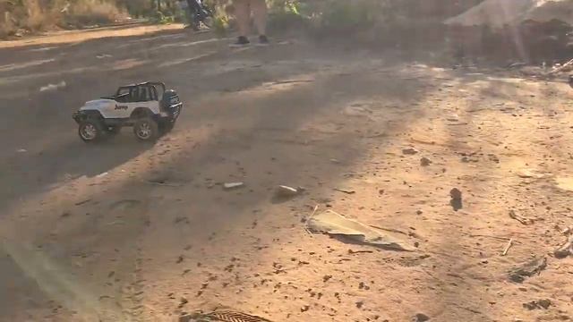 JEEP DE CONTROLE REMOTO NA TERRA смотреть онлайн