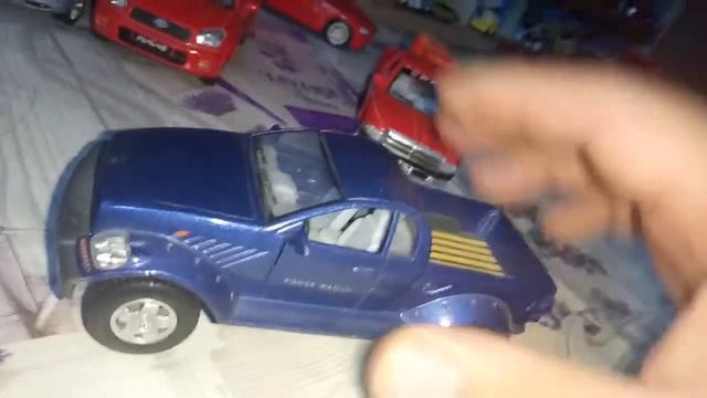 Kinsmart машинки с наты с производство и сконвеира и магазинах и уже не купит они в музей Kinsmart