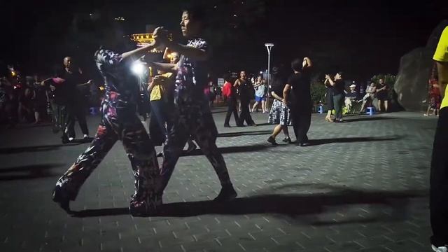 Танцы в парке Дадунхай смотреть онлайн