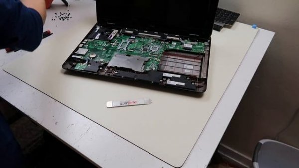 Teardown Disassembly Dell Inspiron N7010 Laptop Computer