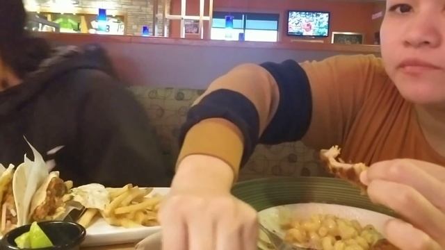 Mac n Cheese/bbq chicken wings at Apple bee/mukbang/eating show смотреть онлайн