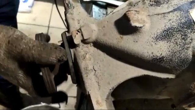 Очередная жертва замены сальника редуктора 4.44 в 168-м корпусе БМВ Х1 смотреть онлайн