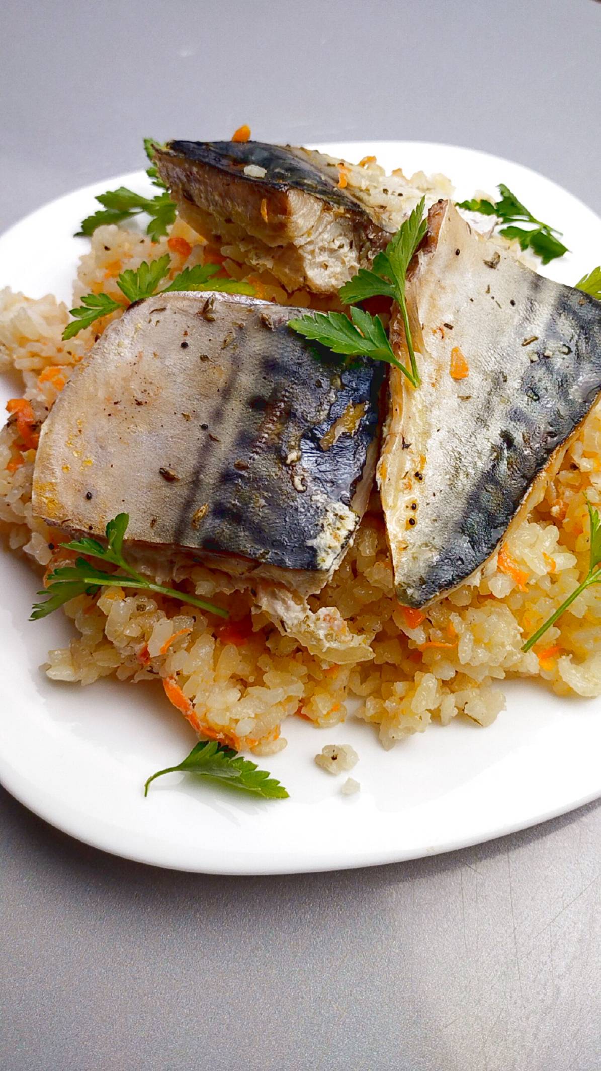 Сочная, ароматная и очень вкусная СКУМБРИЯ С РИСОМ👍Удобно, что и рыба, и гарнир вместе👍 смотреть онлайн